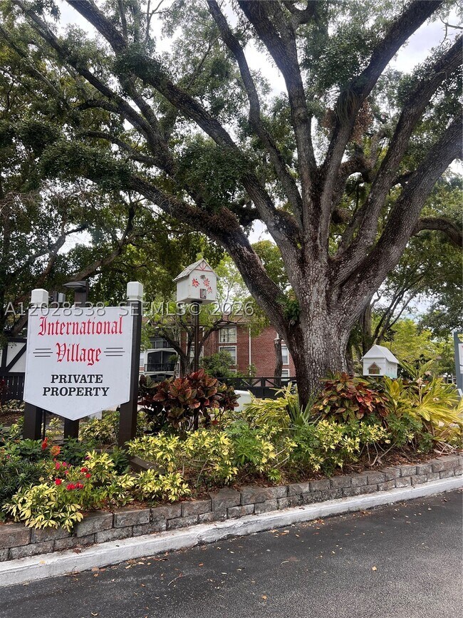 property at 3760 Inverrary Dr