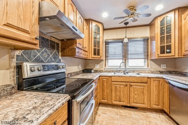393 Maxim Dr in Andover, NJ - Building Photo - Building Photo