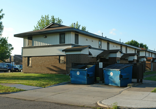 701-711 Cumming Ave in Superior, WI - Foto de edificio - Building Photo