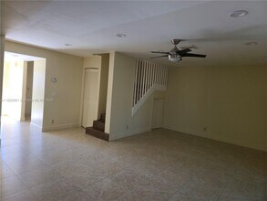 3872 NW 76th Ave in Sunrise, FL - Foto de edificio - Building Photo