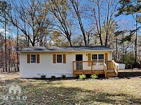 5575 Oglesby Rd in College Park, GA - Building Photo