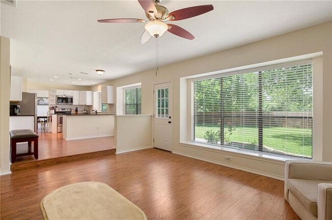 1003 Walter Ct in Pflugerville, TX - Foto de edificio - Building Photo
