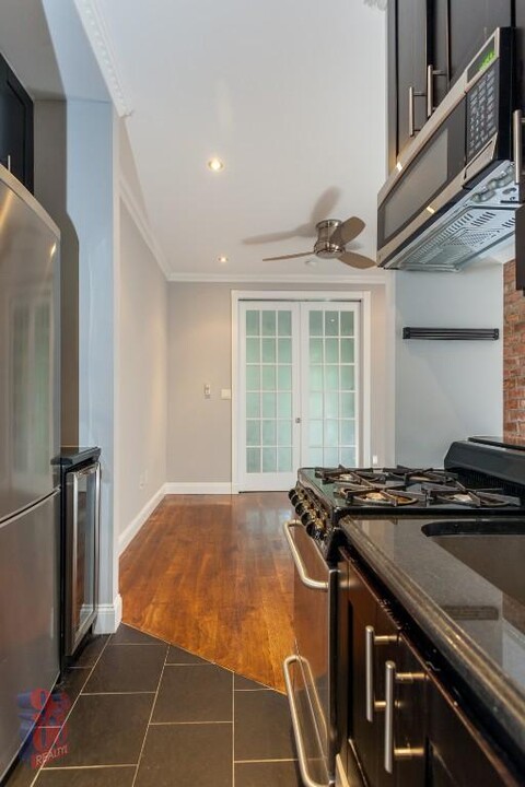 309 E 8th St, Unit B3 in New York, NY - Building Photo