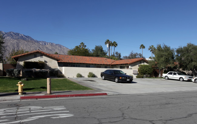 561-591 S Desert View Dr in Palm Springs, CA - Building Photo - Building Photo