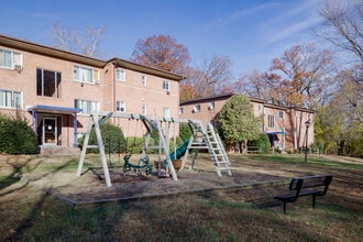 Friendship Place Apartments in Woodbridge, VA - Foto de edificio - Building Photo