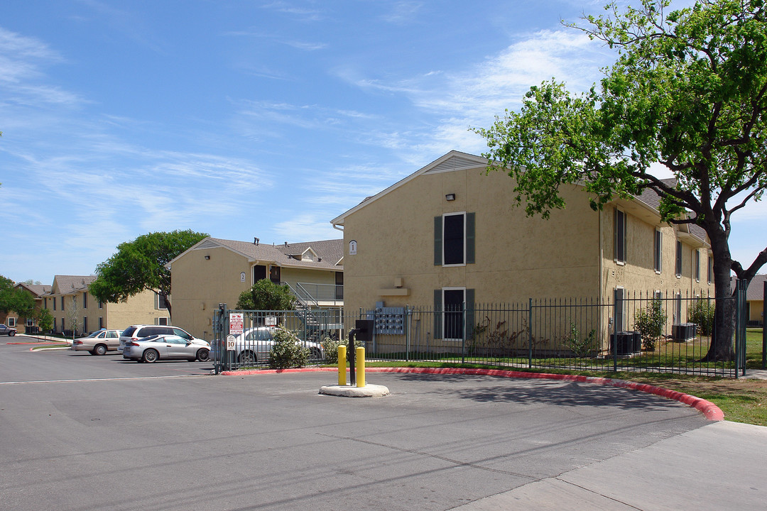 Vista Verde Apartments in San Antonio, TX - Building Photo