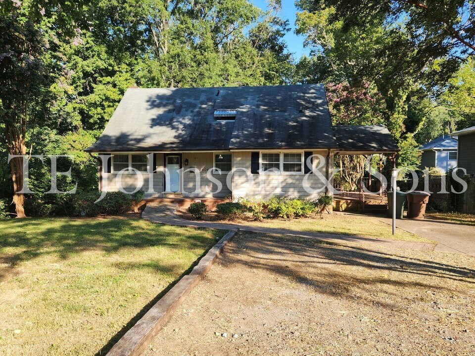 2504 W Cornwallis Dr in Greensboro, NC - Building Photo