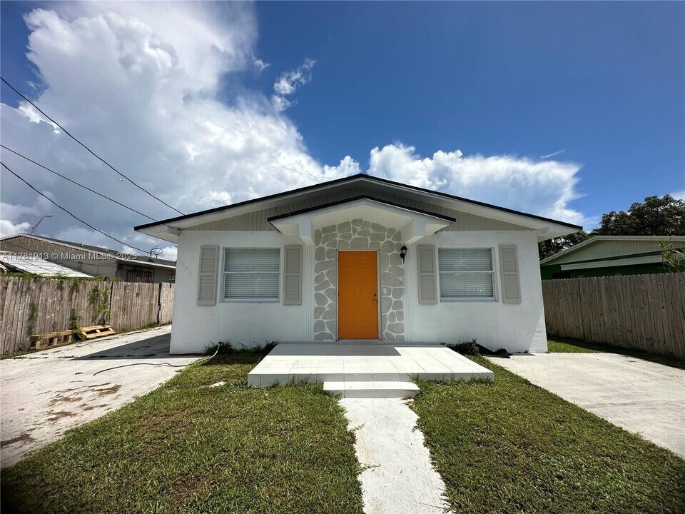 1185 NW 51st St in Miami, FL - Building Photo