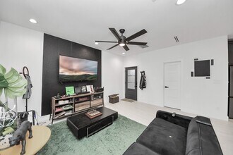 6739 Calhoun Rd in Houston, TX - Building Photo - Building Photo