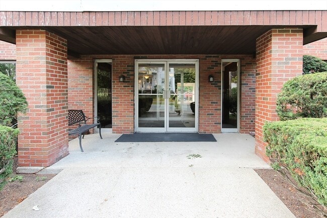 53 Paul St, Unit #16 in Newton, MA - Building Photo - Building Photo