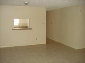 1230 SHADOWDALE in Houston, TX - Building Photo - Building Photo