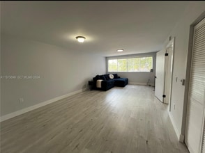 6155 NW 186th St, Unit 305 in Hialeah, FL - Foto de edificio - Building Photo