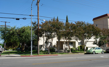 12425 Magnolia Blvd in Valley Village, CA - Building Photo - Building Photo