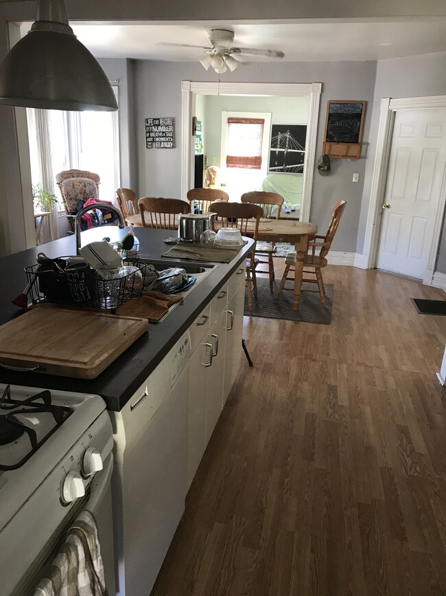 103 W Broad St in Stonington, CT - Building Photo - Building Photo