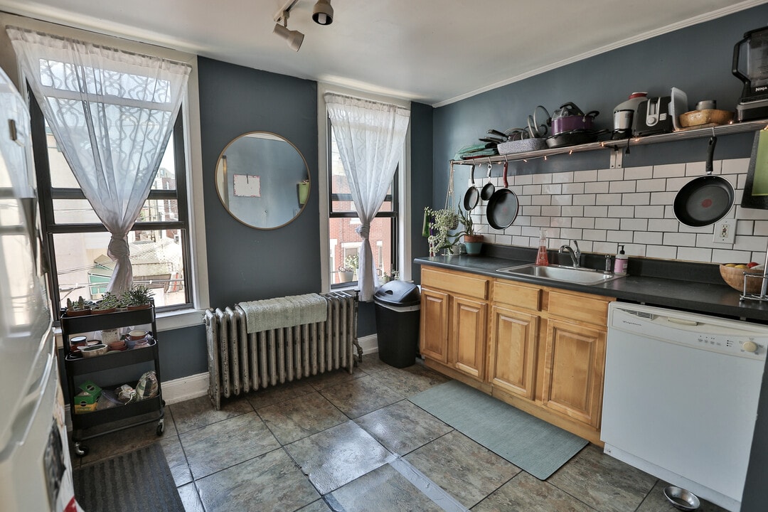 706 Christian St in Philadelphia, PA - Building Photo