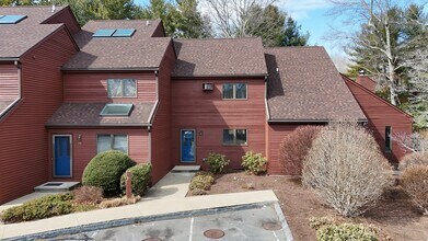 97 W Main St in East Lyme, CT - Foto de edificio - Building Photo