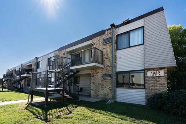 Parkwest Gardens in West Fargo, ND - Foto de edificio - Building Photo