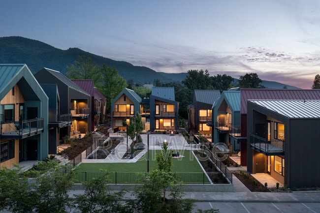 174 Garfield St in Ashland, OR - Foto de edificio - Building Photo