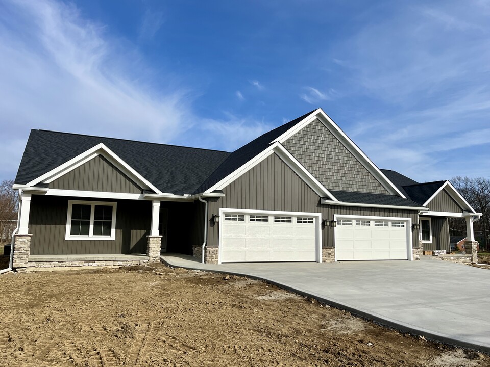 11430 Geib Ave NE in Hartville, OH - Foto de edificio