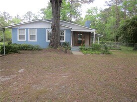 1112 Dean Forest Rd in Savannah, GA - Building Photo