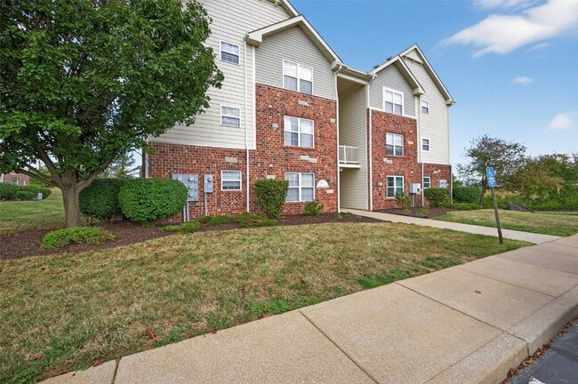 1313 Piedmont Cir in St. Peters, MO - Building Photo - Building Photo