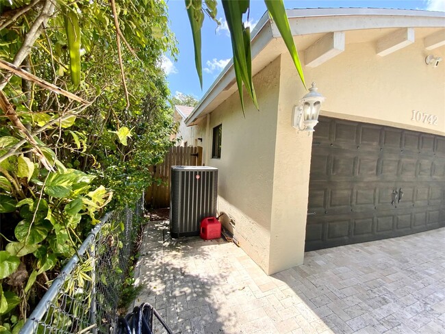 10742 NW 26th St in Sunrise, FL - Building Photo - Building Photo