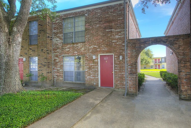 Oaks of Baytown Apartments in Baytown, TX - Building Photo - Building Photo