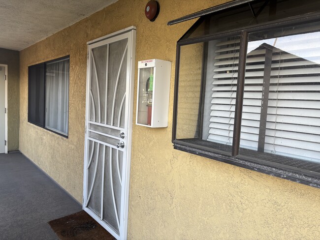 1515 E Appleton St, Unit 203 in Long Beach, CA - Foto de edificio - Building Photo