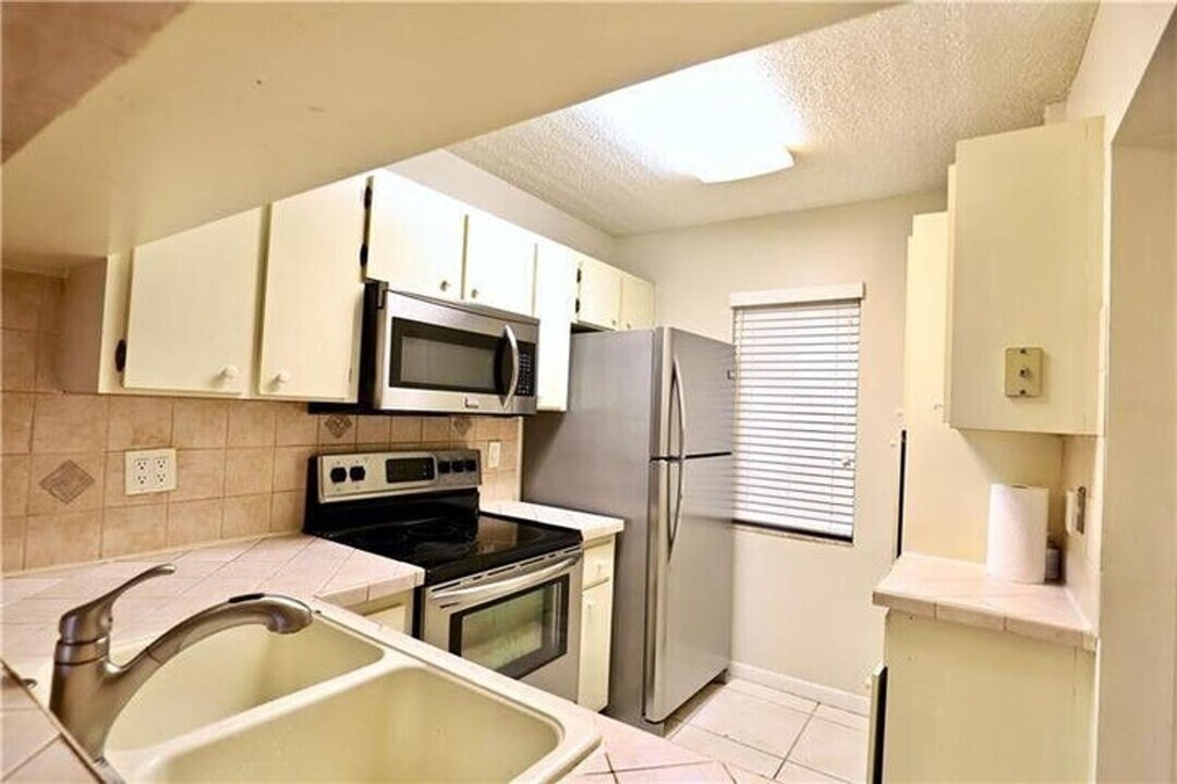 9835 Three Lakes Cir in Boca Raton, FL - Building Photo