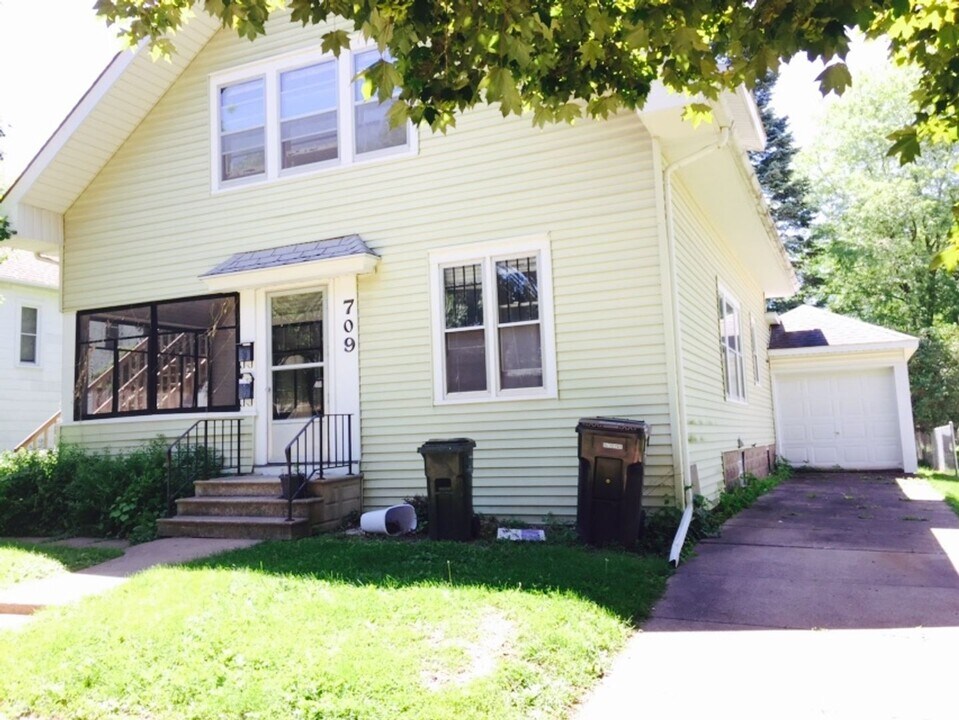 709 Walnut St in Cedar Falls, IA - Building Photo