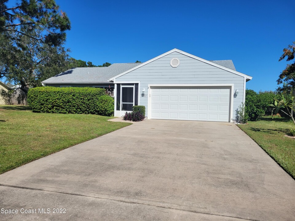 1367 California Dr in Melbourne, FL - Building Photo