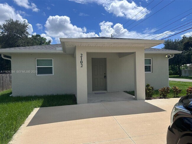 2102 South St in Ft. Myers, FL - Building Photo - Building Photo