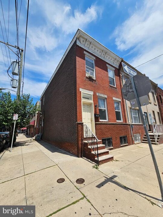 1325 McKean St in Philadelphia, PA - Building Photo