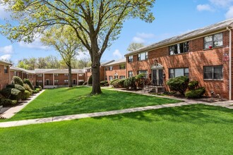 Georgian Arms Apartments in Iselin, NJ - Foto de edificio - Building Photo