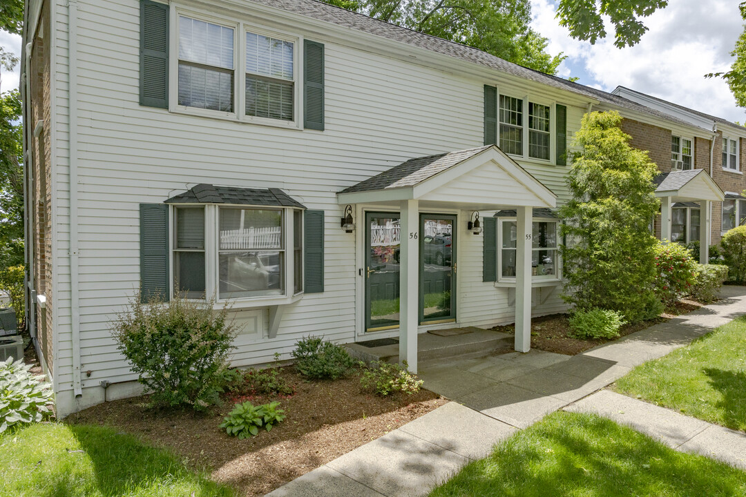 Colonial Gardens Condominiums in Fairfield, CT - Building Photo