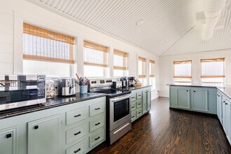 907 S Cove Dr in Port Bolivar, TX - Building Photo - Building Photo