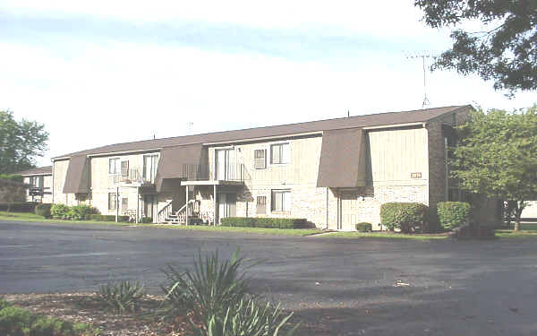 Candlelight Villas in Uniontown, OH - Foto de edificio