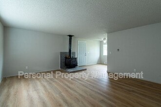 93 35th St in Washougal, WA - Foto de edificio - Building Photo