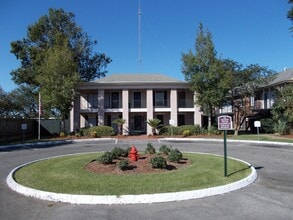 Oak Alley Apartments in Gretna, LA - Building Photo - Building Photo