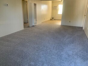 2832 Sweet Way in Sacramento, CA - Building Photo - Building Photo