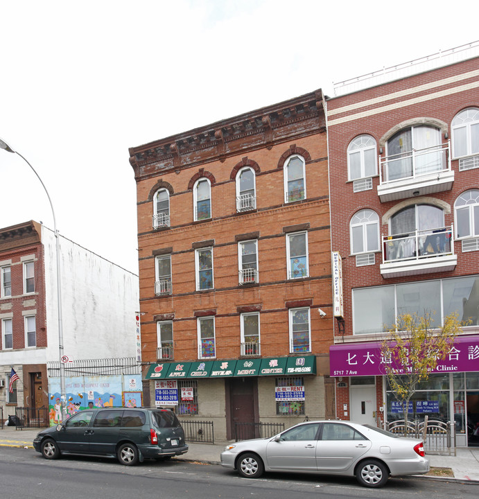 5715 Seventh Ave in Brooklyn, NY - Building Photo