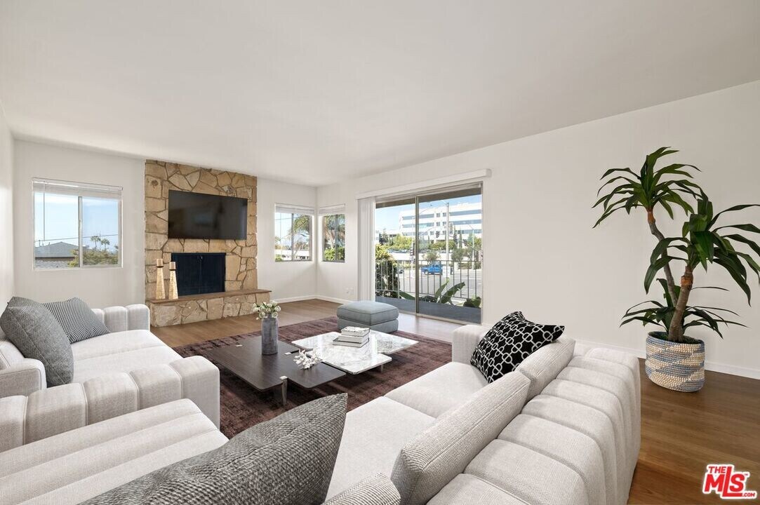 5804 S Kings Rd in Los Angeles, CA - Building Photo