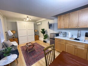 24 Warwick Rd, Unit B in Brookline, MA - Building Photo - Building Photo