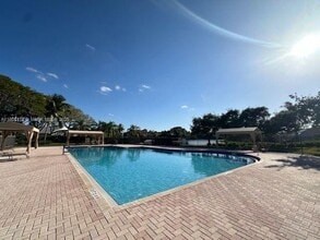 747 Sand Creek Cir in Weston, FL - Foto de edificio - Building Photo