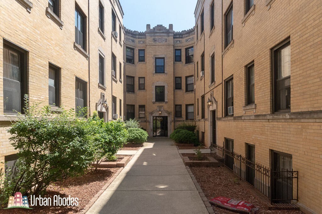 421 W Belden Ave, Unit M04B in Chicago, IL - Foto de edificio