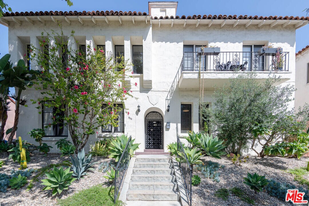 900 Orange Grv Ave in Los Angeles, CA - Building Photo