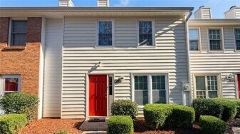 250 Mill Creek Pl in Roswell, GA - Building Photo
