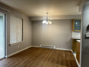 701 122nd Ave NE, Unit Apt 105 in Bellevue, WA - Foto de edificio - Building Photo