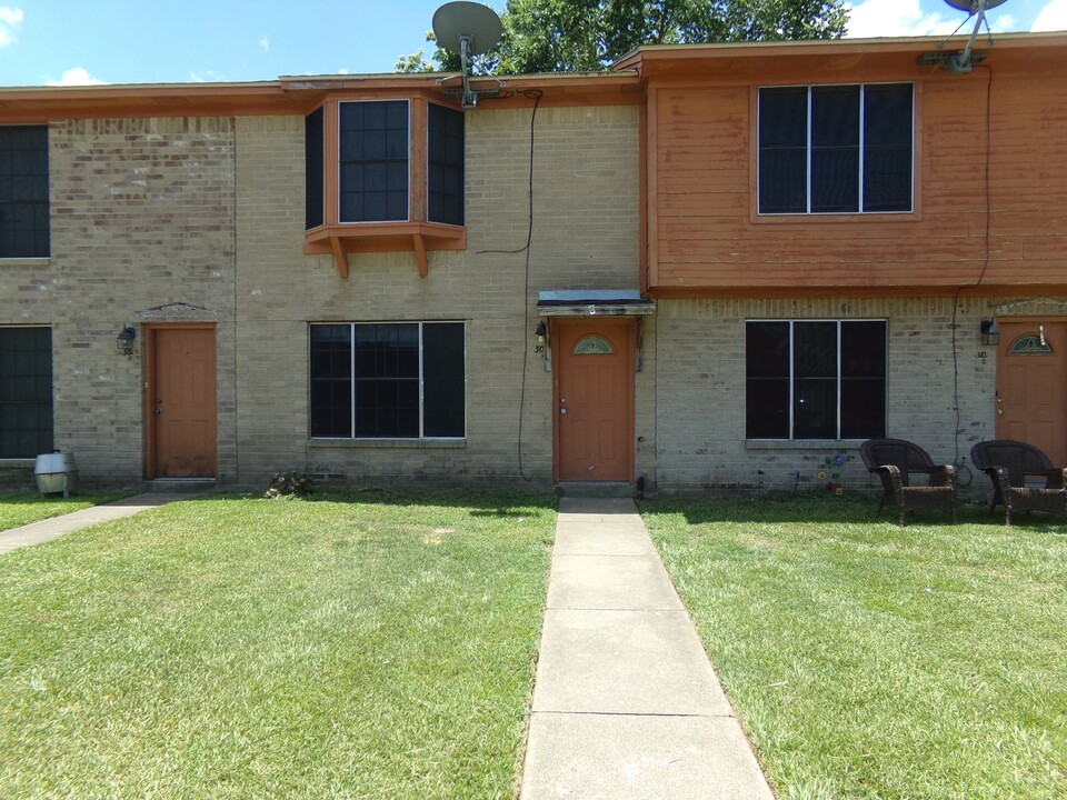 308 Rice St in Angleton, TX - Building Photo