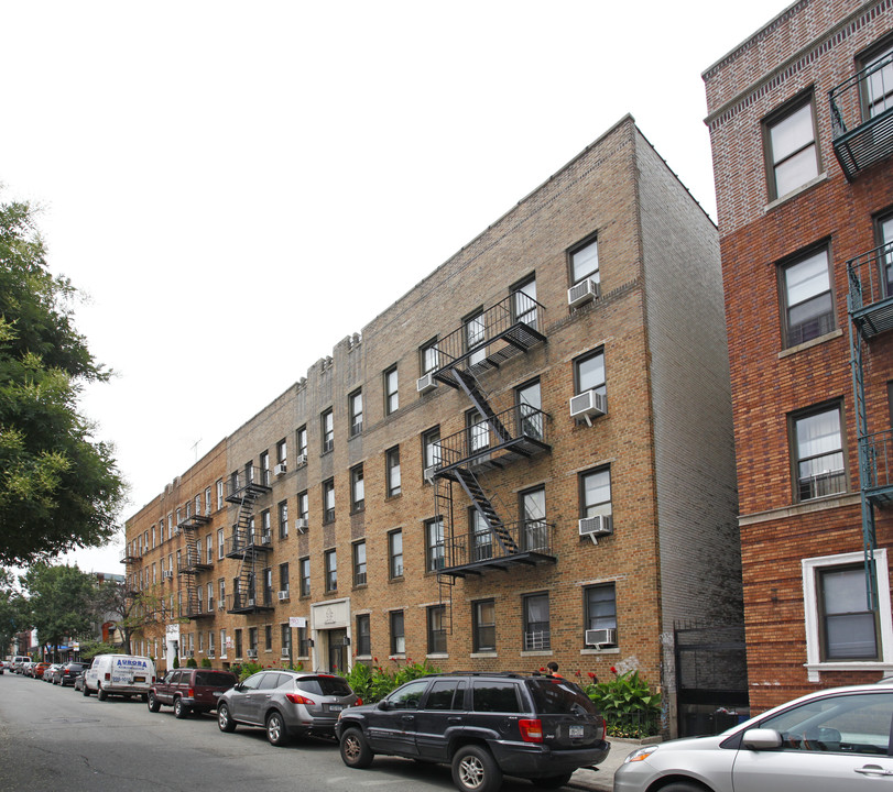 31-70 34th St in Astoria, NY - Foto de edificio